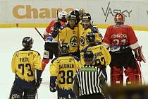 Zlínští hokejisté (žluté dresy) v sobotu večer hráli s Pardubicemi B.