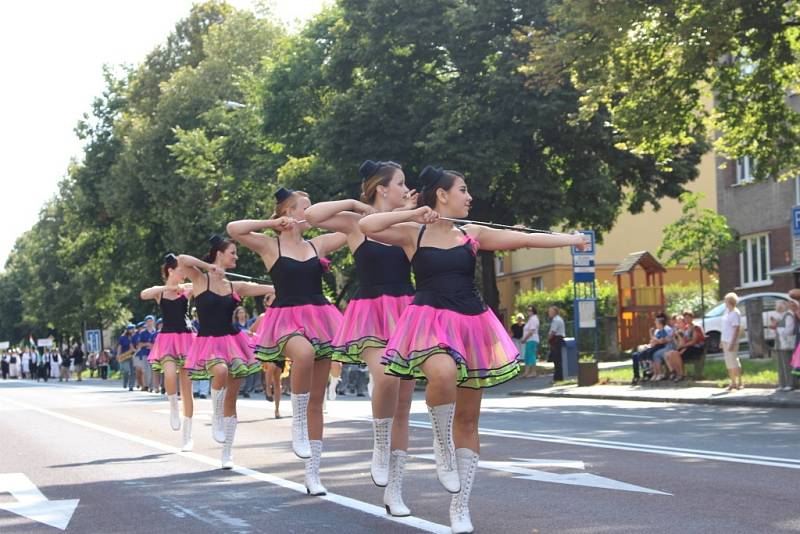 Zlínem prošel parádní průvod v rámci Mezinárodního festivalu dechových orchestrů a folklorních souborů