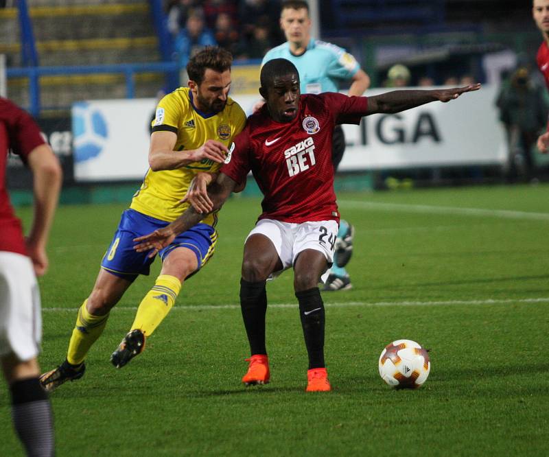 Fotbalisté Zlína (ve žlutém) ve 13. kole HET ligy v neděli od 16 hodin hostili pražskou Spartu.