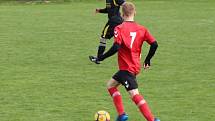 Fotbalisté Příluk (v červeném) dál pokračují v jarní spanilé jízdě, o víkendu doma porazili Prlov 3:0. Foto: archiv FK Příluky