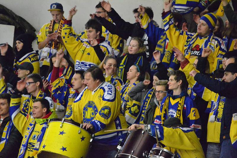 Extraligoví hokejisté Zlína (ve žlutém) v neděli ve 45. kole doma hostili Pardubice. Foto:pro Deník/Jiří Hejtmánek