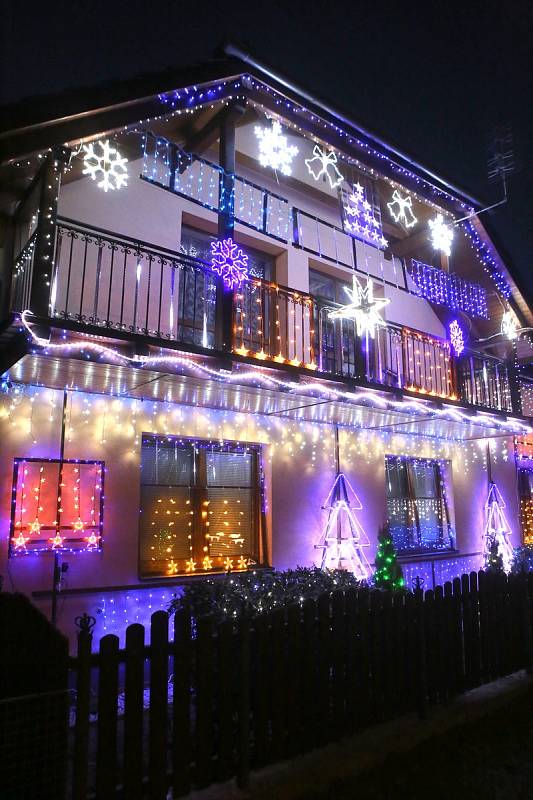 Vánočně nasvícený rodinný dům v Lípě.