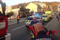 Z šestimetrové výšky spadl muž v Luhačovicích. Pomoc mu přivolali spolupracovníci.