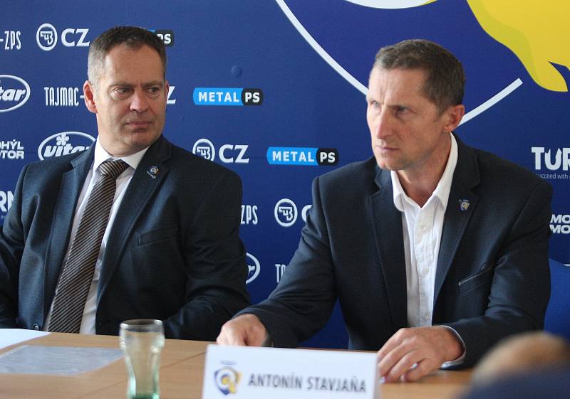 Tisková konference extraligových hokejistů PSG Berani Zlín před novou sezonou. Na snímku trenér Antonín Stavjaňa (vpravo) a generální manažer klubu Martin Hosták.