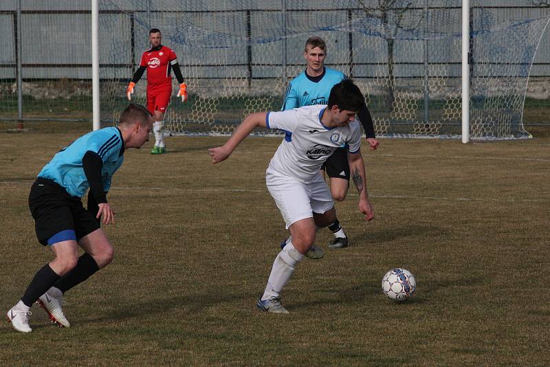 Fotbalisté Tlumačova (bílé dresy) v dohrávce 11. kola krajské I. B třídy skupiny C podlehli Polešovicím 0:2.