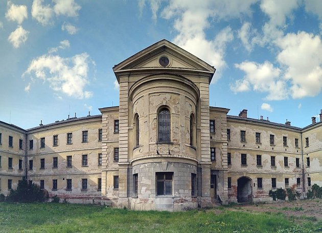 Bývalá věznice v Uherském Hradišti pohledem od popraviště.
