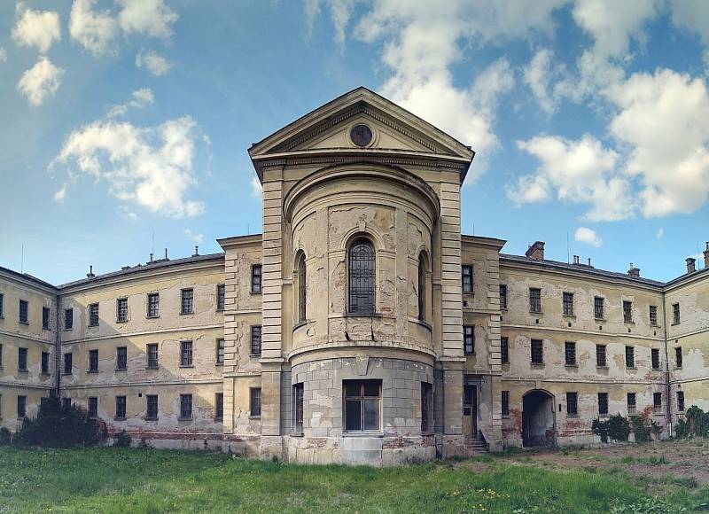 Bývalá věznice v Uherském Hradišti pohledem od popraviště.
