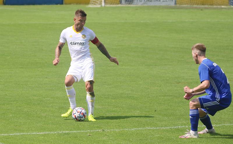 Fotbalisté Zlína (bílé dresy) v úvodním letním přípravném zápase přehráli třetiligový Uničov 5:1.