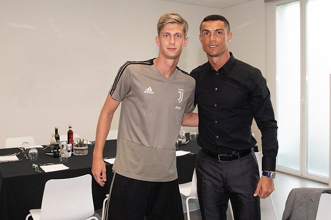 Fotbalista Juventusu Roman Macek (vlevo) se potkal v Turíně s hvězdným Cristianem Ronaldem.
