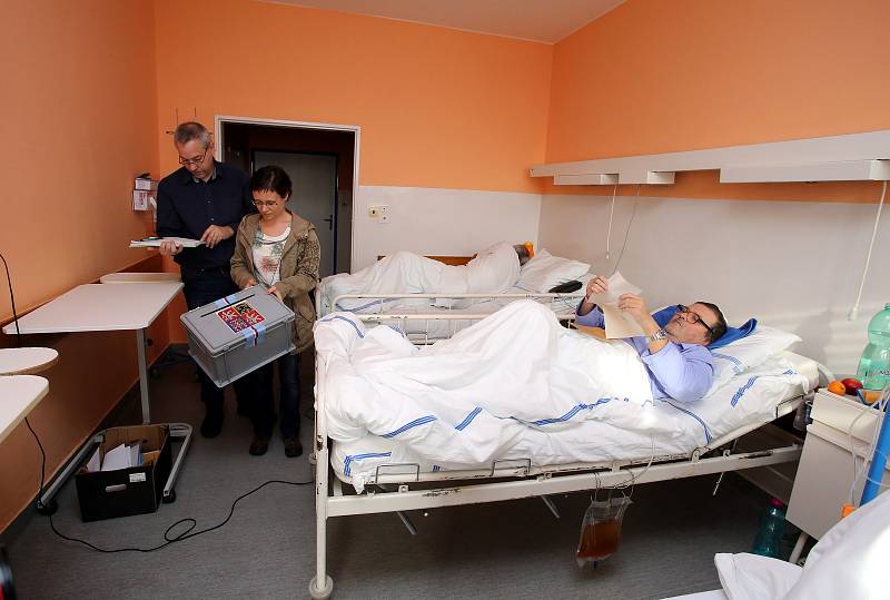 Volby 2017 Volení do přenosné urny v Krajské nemocnici T. Baťi ve Zlíně.Na snímku Antonín Schönbaun