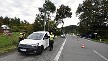 Policisté kontrolují ve čtvrtek 29. září 2022 v Brumově-Bylnici vozidla na hraničním přechodu se Slovenskem.