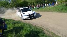 Cenné vítězství si v sobotním druhém podniku RI Okna rallysprint série - Rally Vyškov připsala posádka Martin Vlček se spolujezdkyní Jindřiškou Žákovou. O vítězi rozhodla až smolná havárie do té doby vedoucího Romana Odložilíka dvě rychlostní zkoušky před