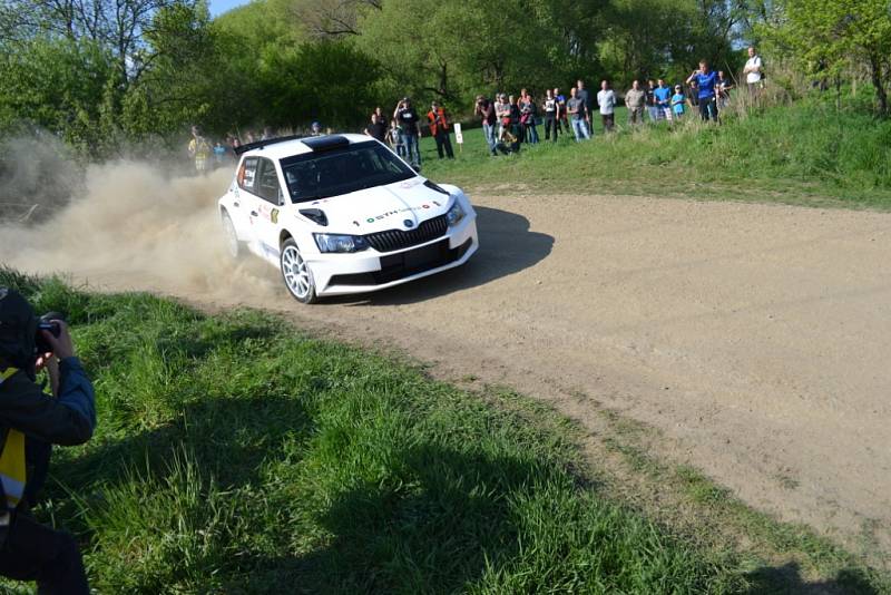 Cenné vítězství si v sobotním druhém podniku RI Okna rallysprint série - Rally Vyškov připsala posádka Martin Vlček se spolujezdkyní Jindřiškou Žákovou. O vítězi rozhodla až smolná havárie do té doby vedoucího Romana Odložilíka dvě rychlostní zkoušky před