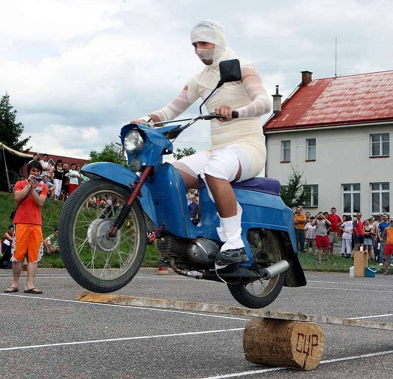 Ve Velkém Ořechově měli Dětský hasičský den a závody motocyklů.