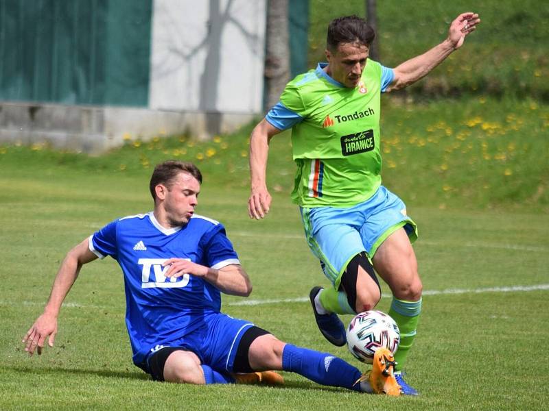 Po dvou úspěšných duelech tentokráte divizní fotbalisté Slavičína (v modrém) doma nestačili na Hranice. Lídru skupiny E podlehli po boji 1:4.