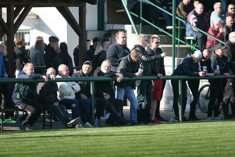 Ve šlágru 10. kola fotbalového krajského přeboru remizovala Napajedla (v červeném) s Baťovem 2:2, když domácí dokázali smazat dvoubrankové manko.