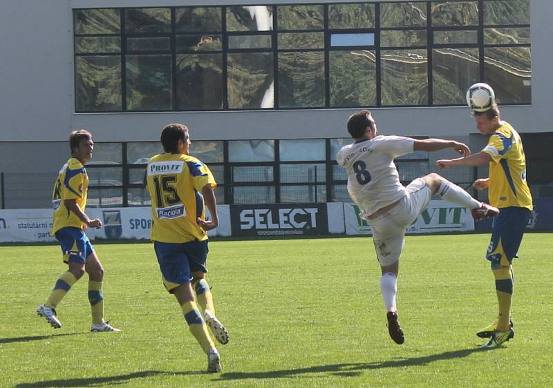 Zlín B – Břeclav, 6. kolo MSFL, ve žlutém zlínský Franklin Ekene Igwe. 