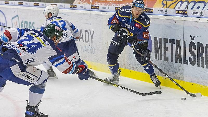 Extraligoví hokejisté Zlína (v modrém) v dohrávce 7. kola extraligy v úterý vyzvali  Kometu Brno. Na snímku Dufek.