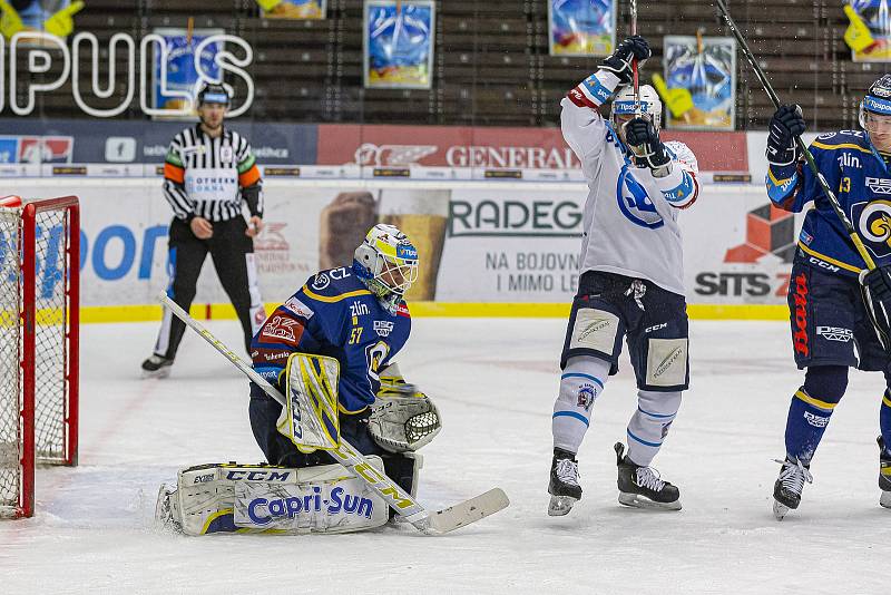 Extraligoví hokejisté Zlína (v modrém) v rámci 37. kola v úterý doma vyzvali favorizovanou Škodu Plzeň. Na snímku Huf.