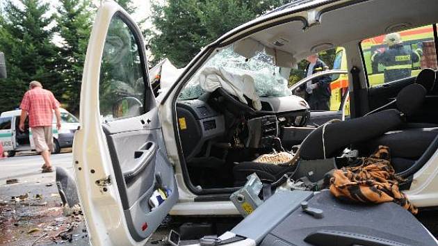 Krátce po 13 hodině se ve Staré Městě srazil autobus autoškoly s osobním autem. Řidiče osobního auta museli vyprostit hasiči. S těžkým zraněním jej odvezla sanitka.