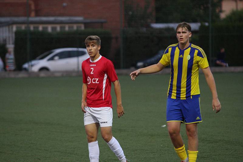 Fotbalisté Uherského Brodu (červené dresy) zvítězili v předkole MOL Cupu nad domácím Baťovem 5:0.