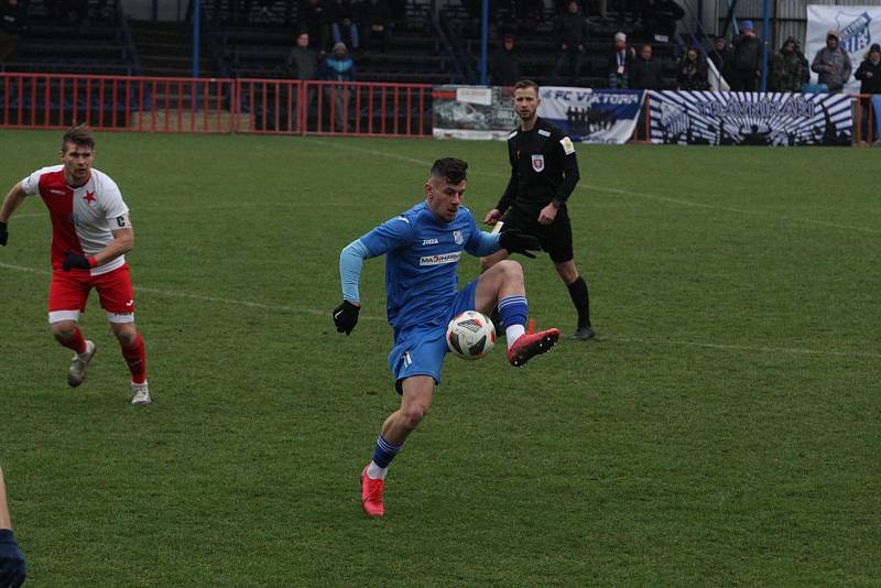 Fotbalisté Otrokovic (modré dresy) ve 22. kola MSFL i bez vyloučeného Kišky zdolali vedoucí Kroměříž 2:1.