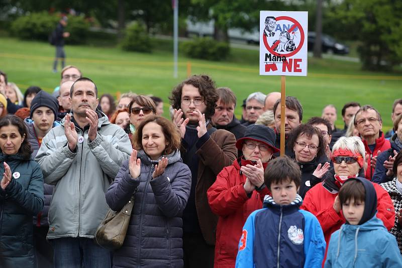 Demonstrace proti ministryni spravedlnosti Marii Benešové na náměstí T. G. Masaryka ve Zlíně, 13. 5. 2019