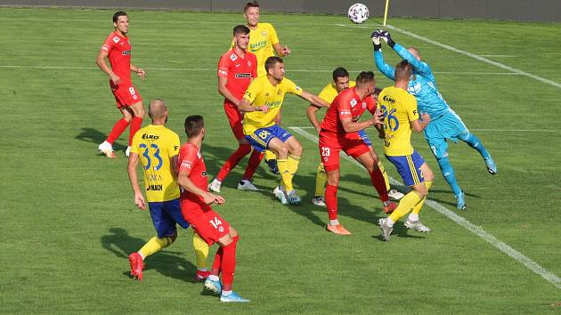 Fotbalisté Zlína (žluté dresy) se v posledním přípravném zápase před startem FORTUNA:LIGY utkali s brněnskou Zbrojovkou.