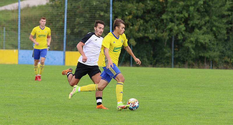 Fotbalisté Zlína B (žluté dresy) v 6. kole MSFL zdolali na Vršavě Frýdlant nad Ostravicí 1:0.