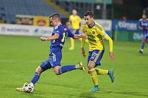 Jihlavští fotbalisté sice odehráli se Zlínem (ve žlutém) vyrovnané utkání, postup do dalšího poháru ale slavil zkušenější soupeř.