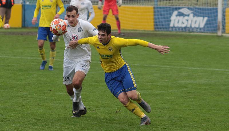 Nedělní derby fotbalistů Zlína a Slovácka v MSFL skončilo výhrou domácího Fastavu 2:1.