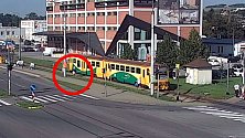 Vlak se ve Zlíně - Prštném rozjel dříve, než žena stihla vystoupit s kočárkem, na nástupišti zůstala její ani ne tříletá holčička
