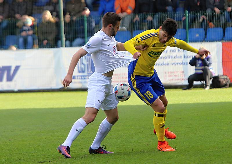 Fastav Zlín (ve žlutém) proti FC Slovácko