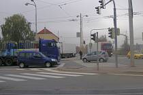 Kvítkovická křižovatka v Otrokovicích je tou nejvytíženější na Zlínsku. Denně tam projedou tisíce aut.