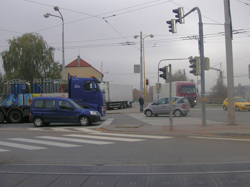 Kvítkovická křižovatka v Otrokovicích je tou nejvytíženější na Zlínsku. Denně tam projedou tisíce aut.