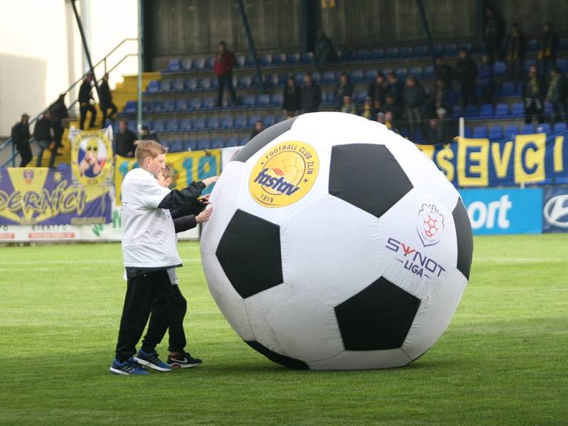 Fotbalisté Fastavu Zlín (ve žlutém) v rámci 26. kola v neděli hostili pražskou Duklu.