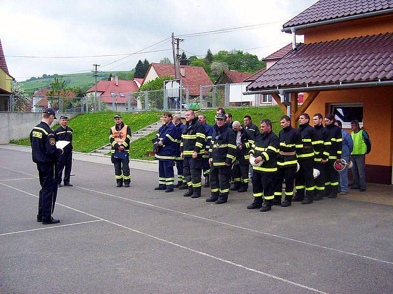 Speciální cvičení pro profesionální i dobrovolné hasiče bylo ve středu vyhlášeno ve školce v Jestřabí na Zlínsku.