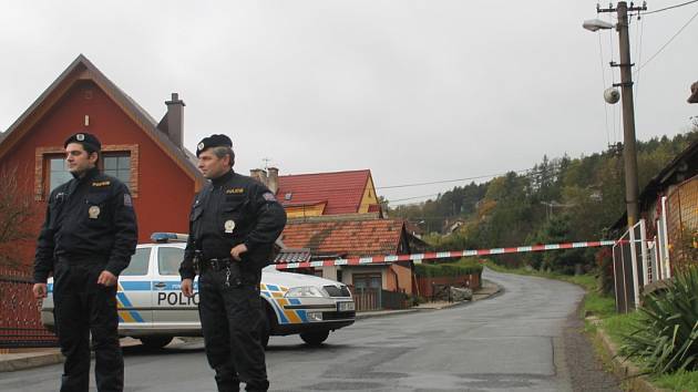 Policisté střeží evakuované domy.