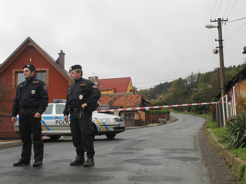 Policisté střeží evakuované domy.