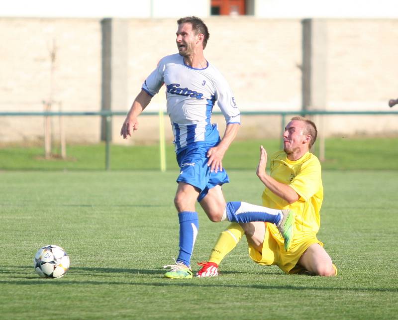 Fotbalisté Napajedel (v bílém) v sobotním 3. hraném kole krajského přeboru doma porazili Nedašov 2:0.