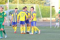 Fotbalisté Baťova (ve žlutém), vítěz krajského přeboru, se se soutěží rozloučili vysokým vítězstvím 9:0 nad Boršicemi. Foto: pro Deník/Jan Zahnaš