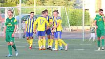 Fotbalisté Baťova (ve žlutém), vítěz krajského přeboru, se se soutěží rozloučili vysokým vítězstvím 9:0 nad Boršicemi. Foto: pro Deník/Jan Zahnaš