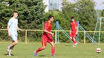 V rámci přípravy na nový soutěžní ročník se v sobotu odpoledne utkali dva rivalové fotbalové I. B třídy skupiny B - Mladcová (v červeném) s Lužkovicemi.
