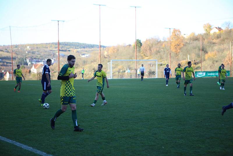 Fotbalisté Luhačovic (modré dresy) v posledním podzimním zápase Krajského přeboru doma podlehli Napajedlím 1:2.