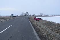 Žena za volantem při průjezdu křižovatkou v Ludslavicích nepřizpůsobila rychlost jízdy a bourala. Vyvázla s lehkým zraněním.