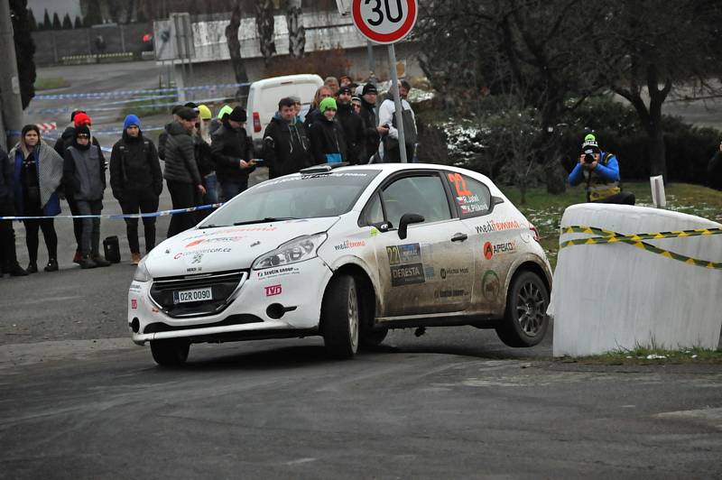 Exhibici VHS Mikuláš Rally ve Slušovicích v sobotu opanoval Ondřej Bisaha se spolujezdcem Jakubem Navrátilem ve voze Hyundai i20 R5. Druhé místo obsadil Martin Vlček se shodným vozem a na třetím místě se umístil Antonín Tlusťák s vozem Škoda Fabia.