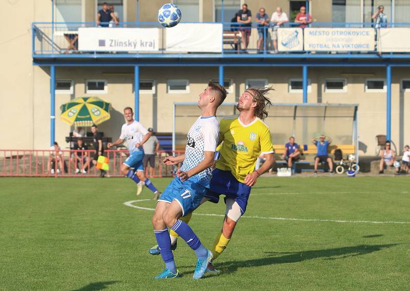 Fotbalisté Otrokovic (v modrobílých dresech) nedali šanci diviznímu Šumperku.