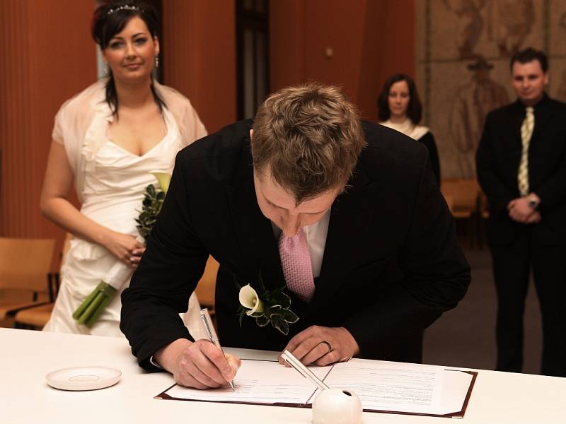 Utajená svatba snoubenců Edity Matůšové a Jindřicha Rzesotto v pátek 13. března.