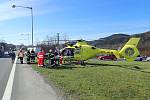 Vrtulník letecké záchranné služby přiletěl ve čtvrtek 16. dubna 2020 do Vsetína pro dvaasedmdesátiletého řidiče osobního vozu, který se vážně zranil při střetu s kamionem.