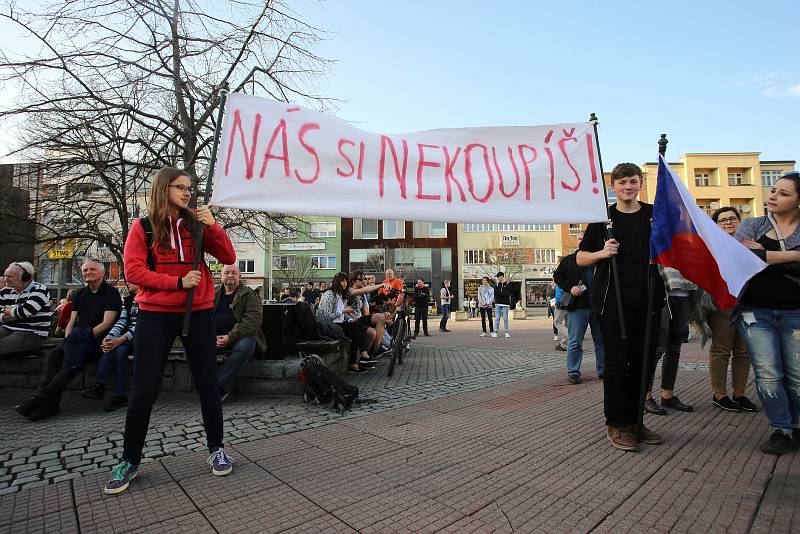 Demostrace proti vládě A. Babiše na náměstí Míru ve Zlíně.